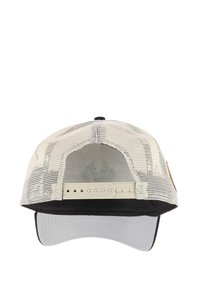 Lkw-Cap mit schwarzem Schirm, cremefarbigem Netzrücken und verstellbarem Snap-Verschluss. Mit einem braunen Lederpatch an der Seite.