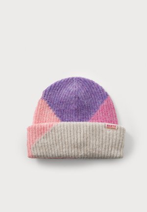 Beanie tricoté avec un design géométrique dans des teintes de violet, rose et beige, avec une texture côtelée et un revers. Étiquette de marque visible.