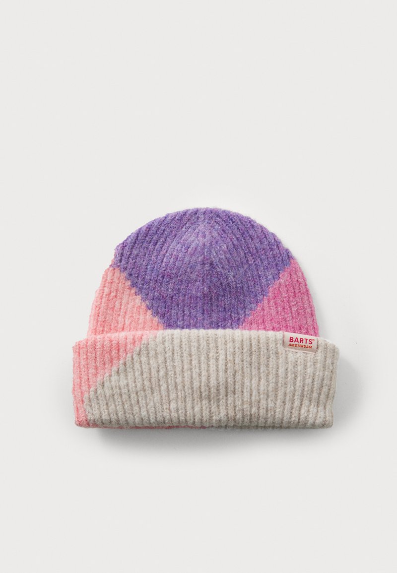 Gorro de malha com um design geométrico em tons de roxo, rosa e bege, apresentando uma textura canelada e uma aba dobrada. Etiqueta de marca visível.