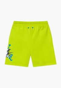 Bañador verde lima con cintura elástica, con detalles en azul y un logo gráfico en negro y azul en la pierna izquierda.