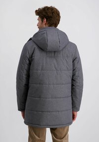 Grauer gepolsterter Mantel mit Kapuze, aus strukturiertem Stoff, gestepptem Design und seitlichen Taschen. Die Rückansicht zeigt die Länge und Passform des Mantels.