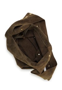 Braune Wildledertasche mit weiter Öffnung, Druckknopfverschlüssen und goldfarbenen Beschlägen. Das Innere hat eine glatte Textur mit einem Reißverschlusstaschenfach.