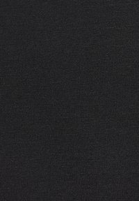 Schwarzer gestrickter Stoff mit einer feinen, gleichmäßigen Textur. Das Material ist weich und dehnbar, geeignet für Bekleidungsanwendungen.