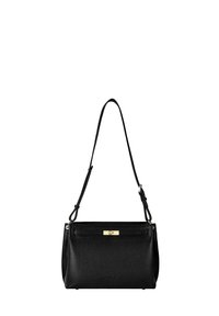 Sort læderhåndtaske med en struktureret overflade, der har en lang rem og en guldfarvet lås på forsiden. Kompakt rektangulært design.