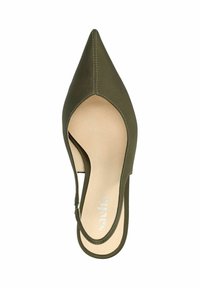 Olijfgroene pumps met spitse neuzen en open zijkanten, van glad materiaal en met een lage hak. Heeft een beige binnenzool met het logo van het merk.