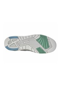 Suola di sneaker bianca con motivi testurizzati, caratterizzata da accenti verdi e blu. Il logo e il design del battistrada sono visibili, garantendo aderenza e stabilità.