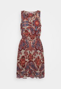 Robe sans manches en tissu à motifs présentant un design paisley rouge, bleu et crème ; taille froncée et légère évasement à l'ourlet.