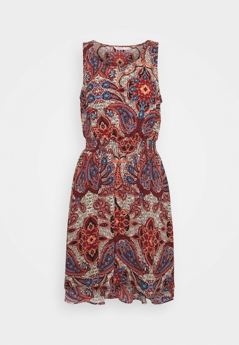 Robe sans manches en tissu à motifs présentant un design paisley rouge, bleu et crème ; taille froncée et légère évasement à l'ourlet.