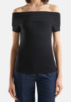 Musta olkaimeton paita, joka on valmistettu joustavasta kankaasta. Lyhyet hihat, sileä pinta ja tiukka siluetti. Yhdistetty farkkuhousujen kanssa.