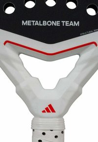 Zwart-witte paddle met een gestructureerd oppervlak, rode accentlijn en prominent logo. Heeft een uniek gevormde handgreep voor betere grip.