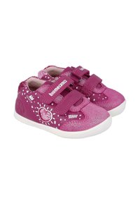 Zapatos de tela rosa con dos correas de Velcro, que presentan un acabado brillante, un diseño de corazones y patrones de estrellas en los lados, con una suela de goma blanca.