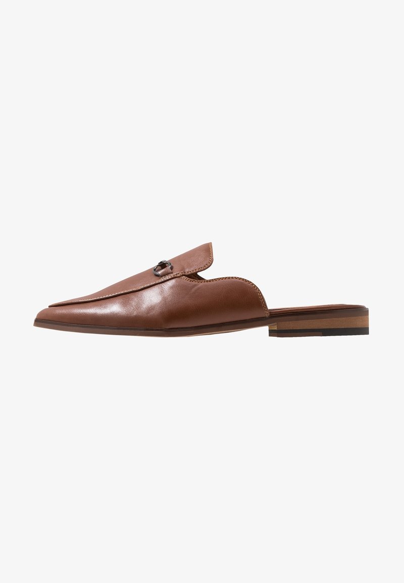 Mule marron en cuir à enfiler avec bout pointu, boucle métallique décorative, petit talon en bois empilé et arrière ouvert.