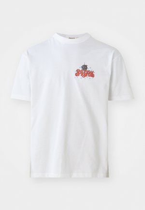 T-shirt de algodão branco com gráfico de texto "os novos originais" em vermelho com estrelas azuis, colarinho redondo e mangas curtas.