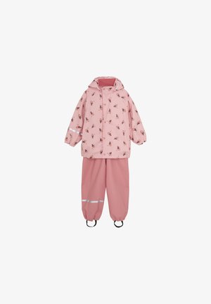 Roze regenjas en broekset, gemaakt van waterdicht materiaal, met een bloemenprint, reflecterende accenten en elastische manchetten voor een goede pasvorm.