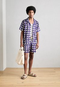 Heathe PRINTED SHIRT SET - Kratke hlače - purple