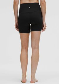 Schwarze Sportshorts aus elastischem Material mit hohem Bund und glatter Textur, ohne sichtbare Nähte oder Muster.