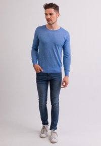 CASH-MERE RUNDHALS  - Sweter