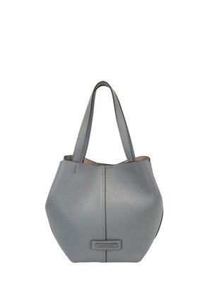Bolso de cuero gris texturizado con dos asas, forma redondeada y una pequeña etiqueta de logo rectangular en el centro delantero.