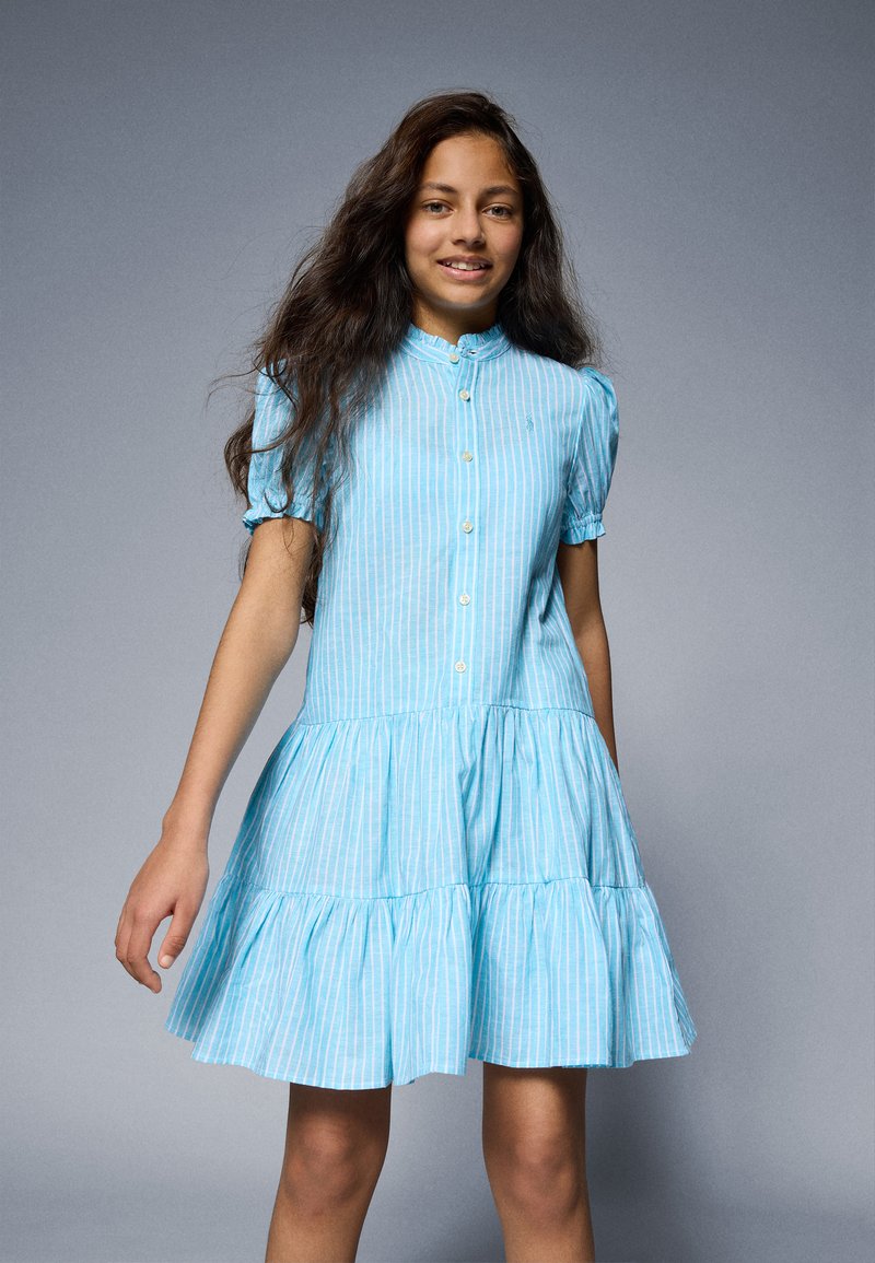 Robe bleu à rayures avec de courtes manches bouffantes, fermeture à boutons sur le devant et jupe à volants en tissu léger.