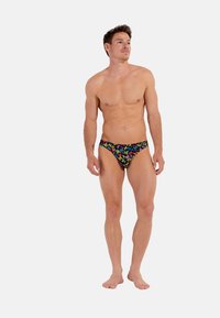 Schwarze Schwimmbriefs mit einem bunten Schmetterlingsmuster, aus einem glatten, dehnbaren Material gefertigt. Für eine enganliegende Passform entworfen.