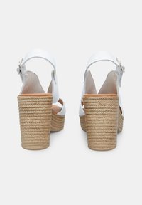 Bata Magas sarkú szandálok - bianco