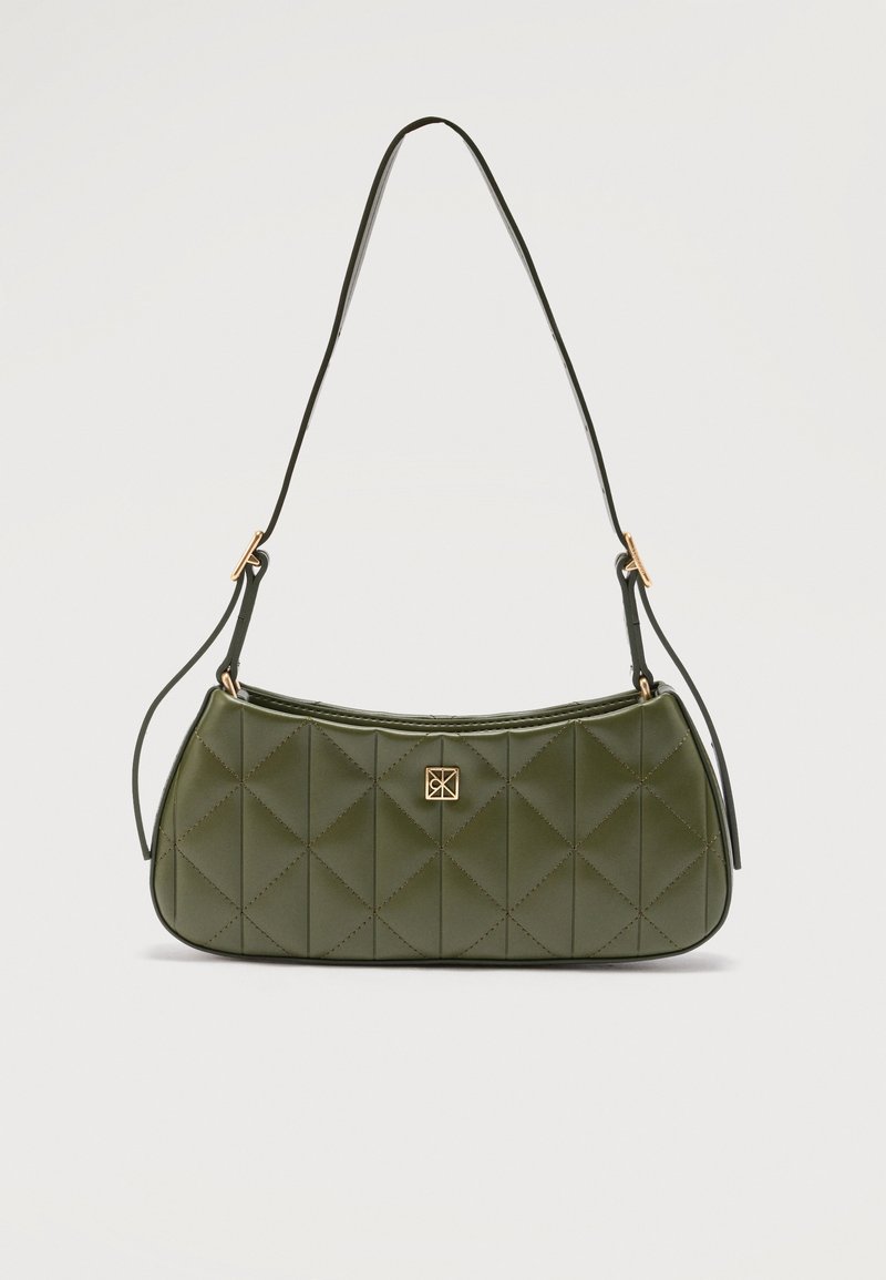 Τετράγωνη, πάτσατσα ώμου σε ελιά πράσινο χρώμα με χρυσό τετράγωνο έμβλημα και ρυθμιζόμενο λεπτό λουρί σε απλό φόντο.