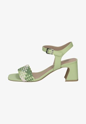 Grüne High-Heeled Sandale mit einem breiten, geflochtenen Riemen in mehreren Grüntönen und Weiß, verstellbarem Knöchelriemen mit silberner Schnalle und viereckiger Zehenpartie.