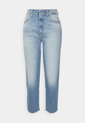 Jeans en denim bleu clair avec un design usé, taille haute, coupe droite et deux poches avant. Fermeture par un bouton central et une fermeture éclair.