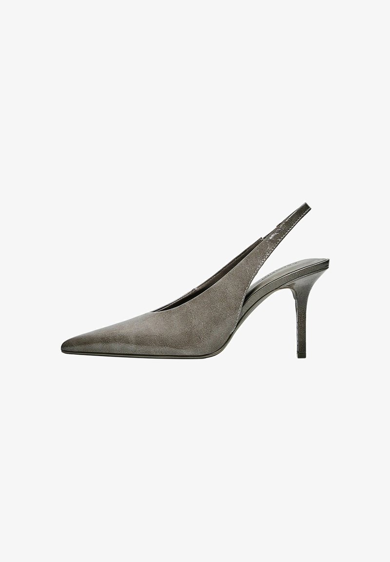 Escarpin slingback en daim gris à bout pointu, talon stiletto de hauteur moyenne et semelle lisse texturée.