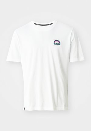 T-shirt en coton blanc avec un col rond et des manches courtes. Comprend un logo SALewa coloré brodé sur la poitrine gauche.