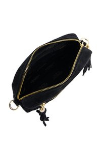 Sort suedepose med guldlynlås. Indvendigt med sort stof og trykt logo. Sidekvast og metalring til fastgørelse.