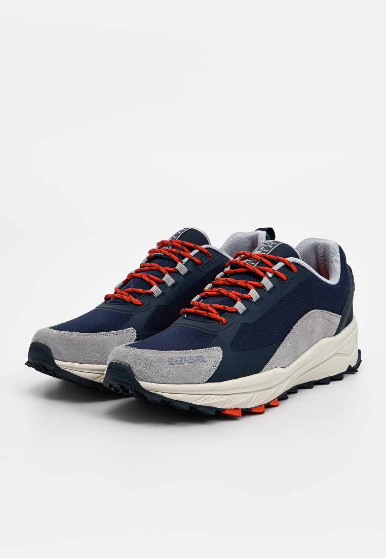 Baskets de sport bleu marine avec des accents en daim gris, lacets orange, tige en mesh texturé et semelle robuste conçue pour l'adhérence.