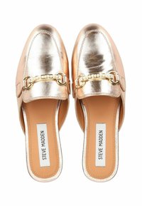 Mocassini slip-on in oro rosa metallico con una leggera lucentezza, dotati di un accento di catena dorata sul davanti e una soletta liscia e imbottita.