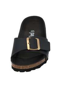 Zwarte flip-flop sandaal met een brede band, gouden gesp hardware, kurken middenzool en een gestructureerde rubberen buitenzool. Maat 37 is binnenin weergegeven.