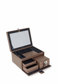 Caja de joyería de cuero marrón con un espejo, múltiples compartimentos y dos cajones. Textura suave con un interior oscuro contrastante y herrajes plateados.