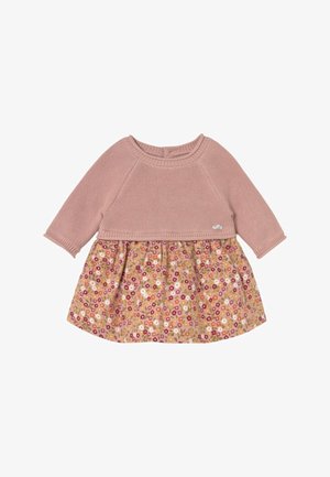 Top in maglia rosa con scollo rotondo e maniche lunghe, abbinato a una gonna beige con motivo floreale. Caratterizzato da arricciature in vita e piccolo logo.