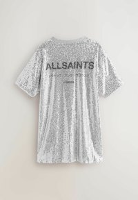 Srebrna, cekinowa bluzka z krótkim rękawem, z prążkowanym okrągłym dekoltem i napisem „ALL SAINTS” wydrukowanym na czarno z tyłu.