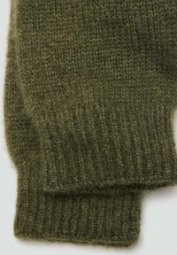 Polsini in maglia verde con una texture a costine e bordi rifiniti, realizzati in materiale morbido e peloso. Ideali per calore e comfort.