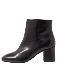 Schwarzer Lederknöchelboot mit glatter Oberfläche, spitzer Zehe und Blockabsatz. Verfügt über ein hoch geschnittenes Design und minimalistische Nähte.