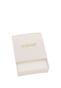 Liten vit rektangulär låda med guldtexten "amor" på det delvis öppna locket, tom inuti mot en vit bakgrund.