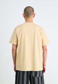 Carhartt WIP POCKET - Navadna majica - cornsilk