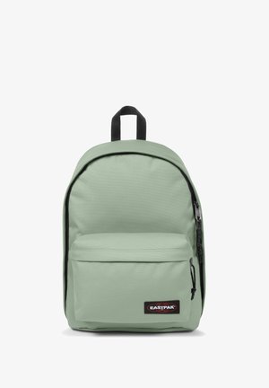 Mochila verde claro hecha de un tejido duradero, con un bolsillo frontal con cremallera, correas de hombro acolchadas y una asa superior para un fácil transporte.