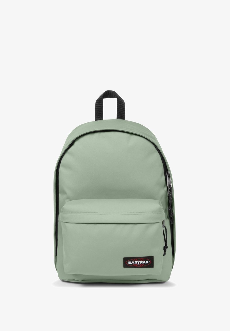Jasnozielony plecak wykonany z trwałej tkaniny, z przednią kieszenią zapinaną na zamek, wyściełanymi ramiączkami oraz uchwytem u góry do wygodnego noszenia.