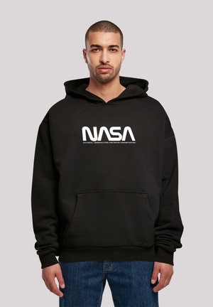 Schwarzer Kapuzenpullover aus weichem Stoff mit einer vorderen Tasche und einer verstellbaren Kapuze. Weißes "NASA"-Logo und Text auf der Vorderseite gedruckt.