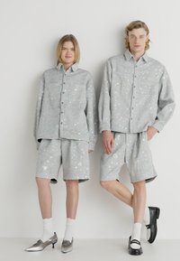 Sister Jane OTIS BEADED OVERSHIRT UNISEX - Kevyt takki - grey