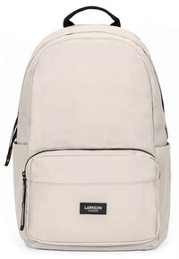 Rucsac din material bej, cu partea superioară rotunjită, un buzunar frontal cu fermoar, buzunare laterale și o etichetă neagră cu logo. Material texturat cu bretele reglabile.