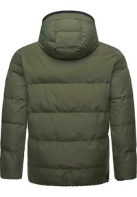 Olivengroene winterjack met capuchon, horizontaal gestikte design, elastische manchetten en een rits aan de onderkant, gemaakt van een waterafstotend materiaal.