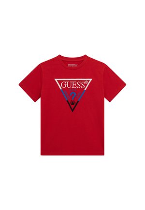 T-shirt en coton rouge à manches courtes, avec un design de logo triangulaire en bleu et argent portant le texte "GUESS" et un point d'interrogation.