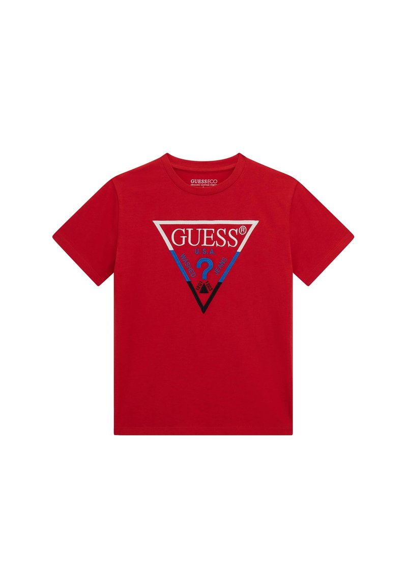 Punainen puuvillainen t-paita lyhyillä hihoilla, jossa on sinisestä ja hopeasta koostuva kolmion muotoinen logohyödyntö, jossa lukee "GUESS" ja kysymysmerkki.