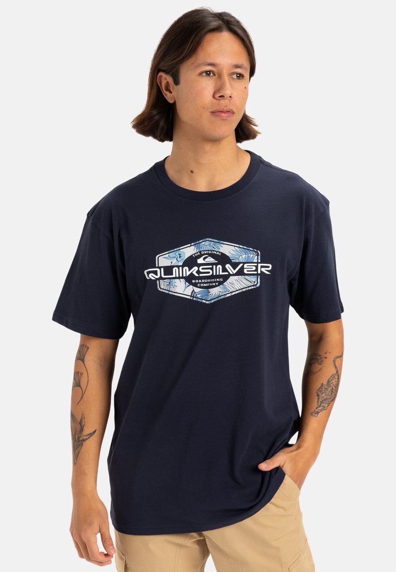 Camiseta de algodón azul marino de manga corta y cuello redondo, con un logo gráfico en blanco y azul en el pecho.